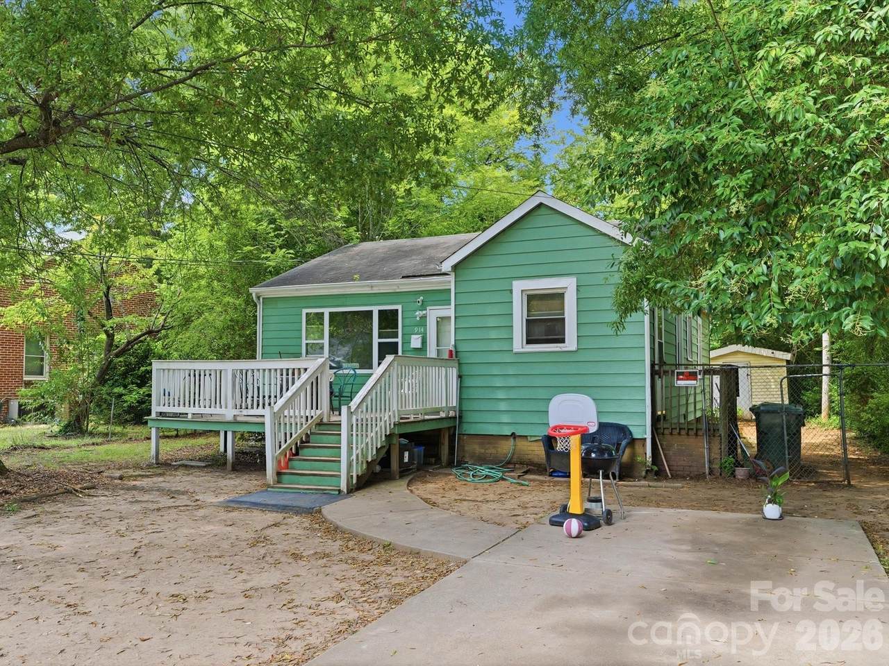 914 Martin Avenue - Photo 1