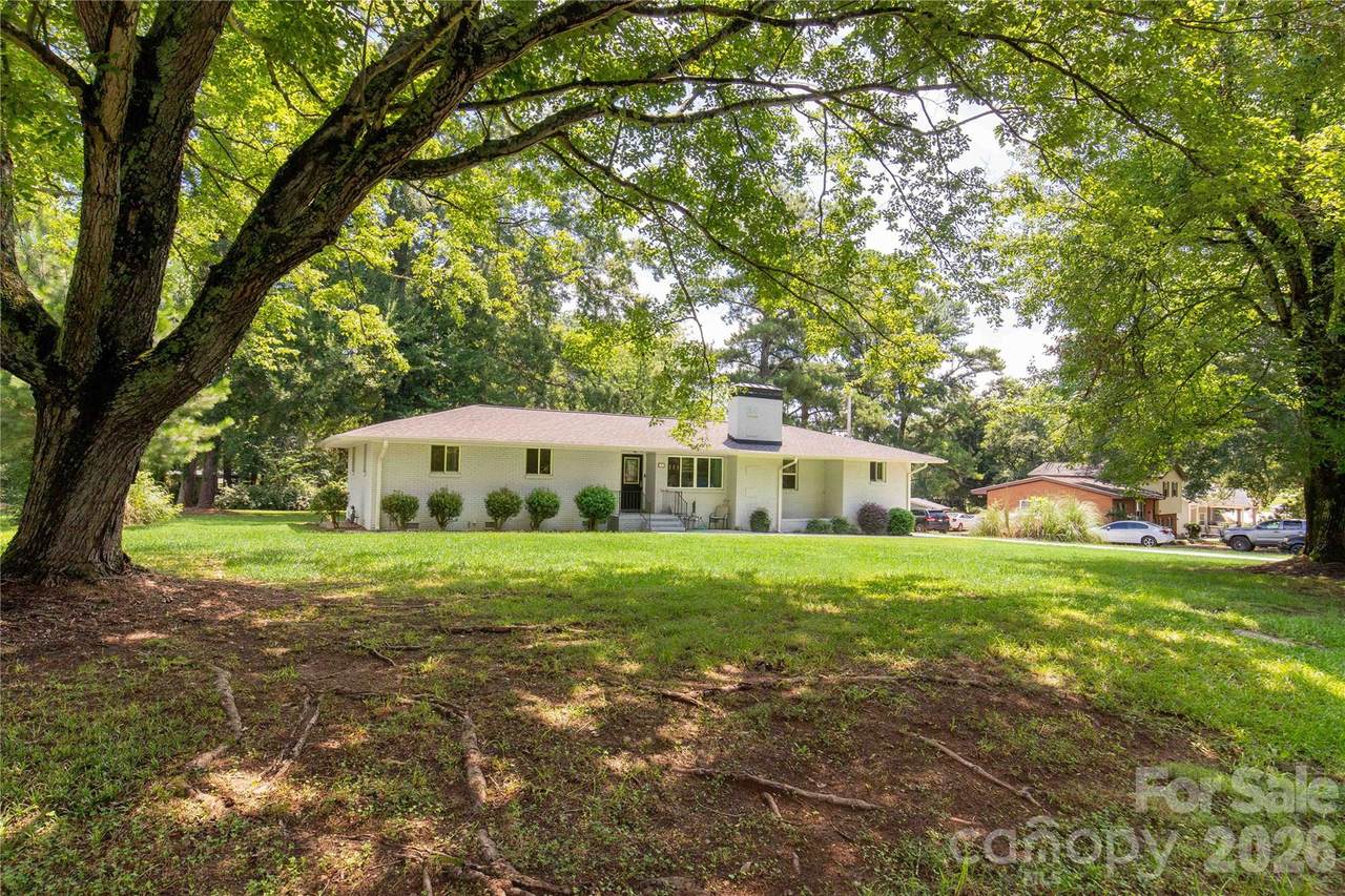1405 Lakeview Drive - Photo 1