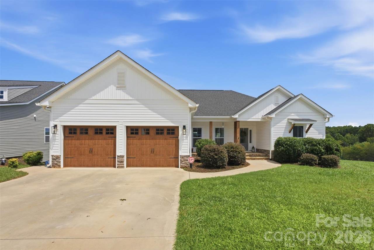 233 Pinnacle Crossing - Photo 1