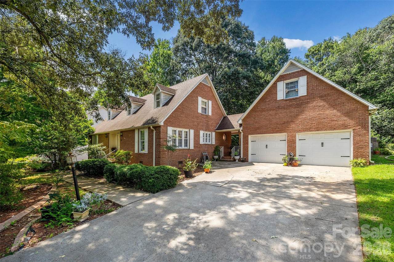208 Eastwood Drive - Photo 1