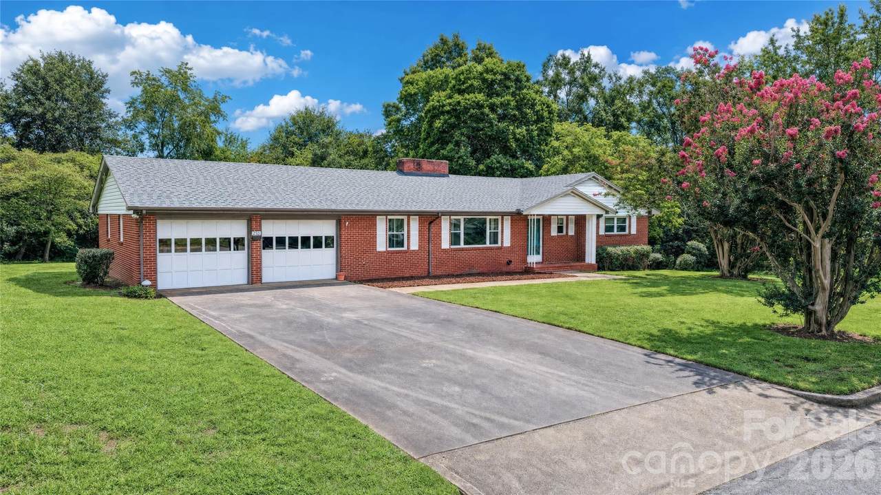 201 Woodlawn Drive - Photo 1