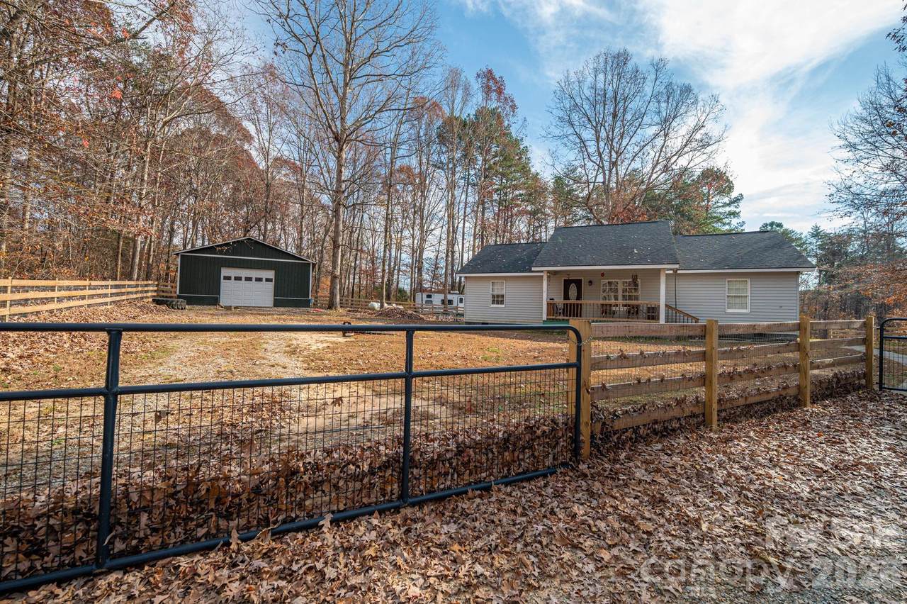 1011 Lester Trail - Photo 1