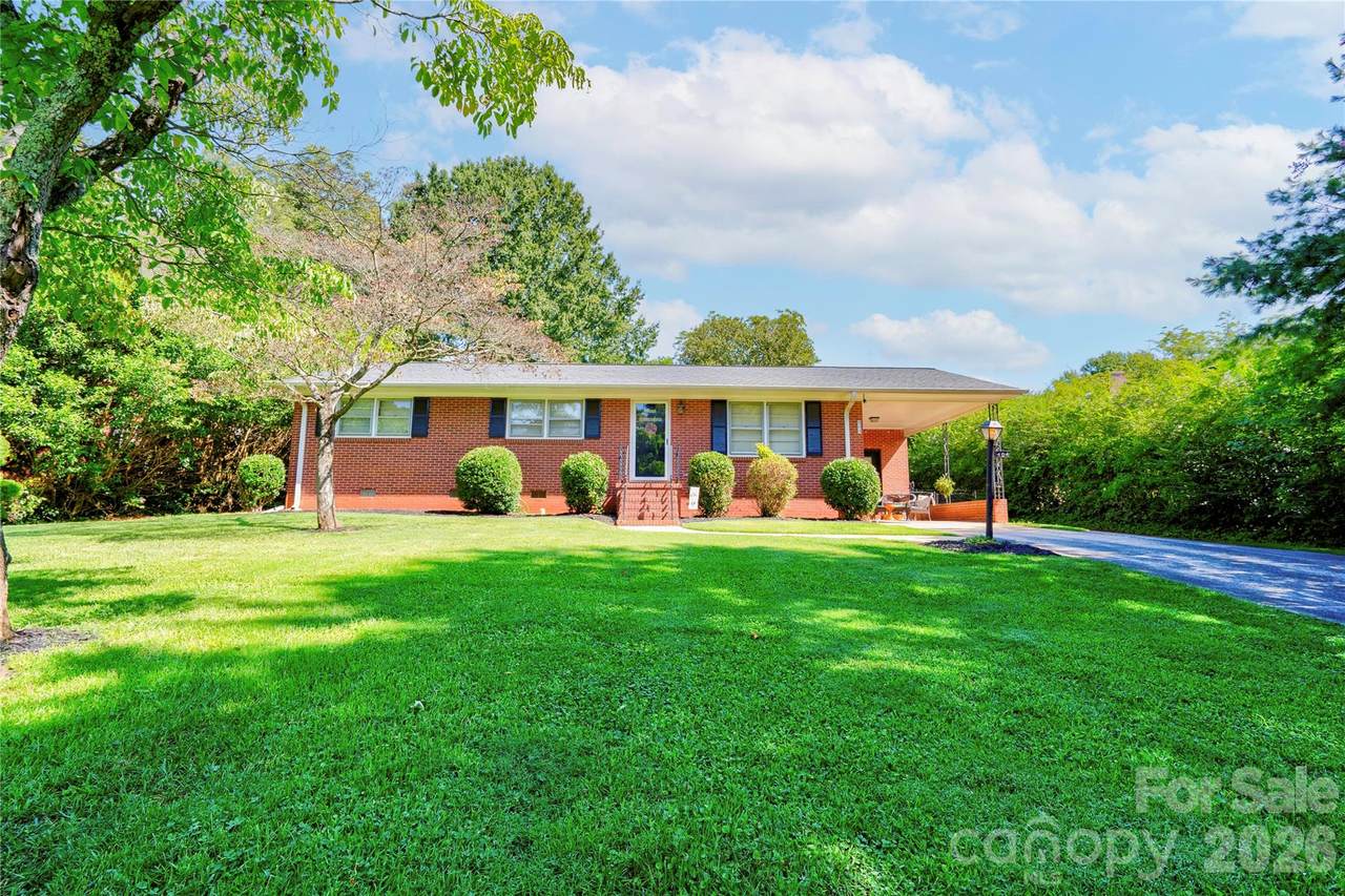404 Pineview Drive - Photo 1