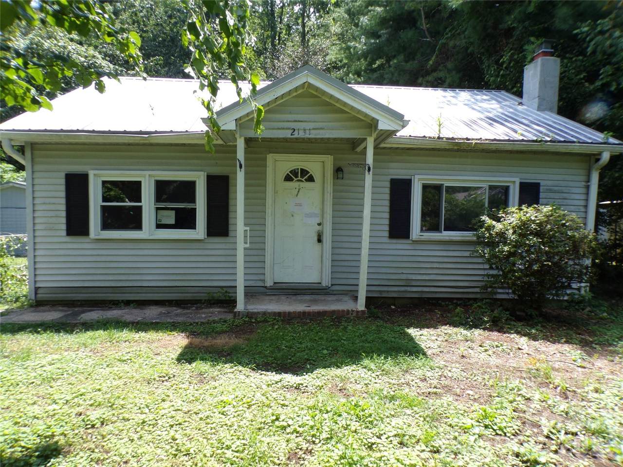 2131 Somerset Drive - Photo 1