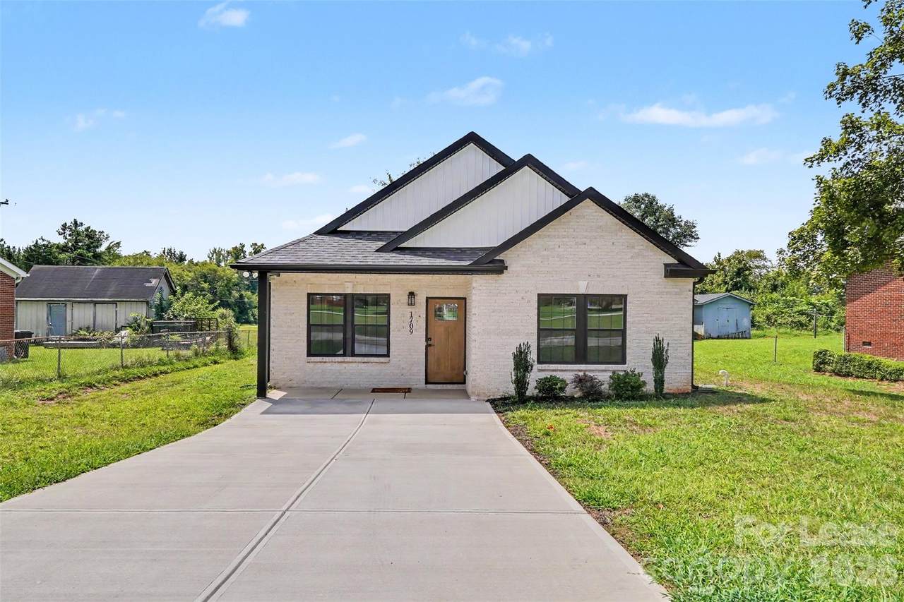 1709 College Plaza Boulevard - Photo 1
