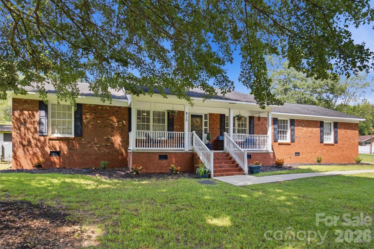 815 Lakeside Circle - Photo 1