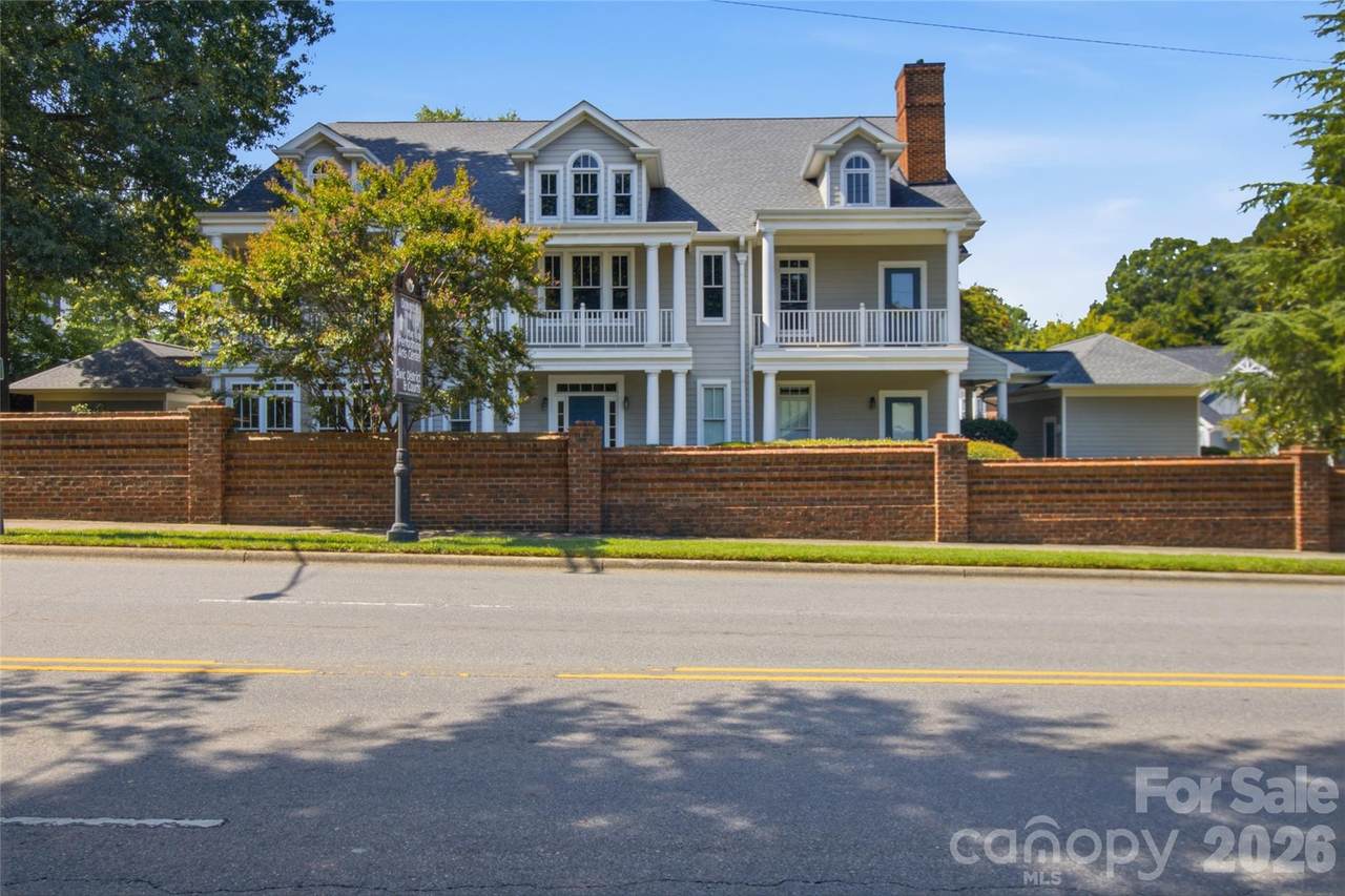 1056 The Glen Street - Photo 1