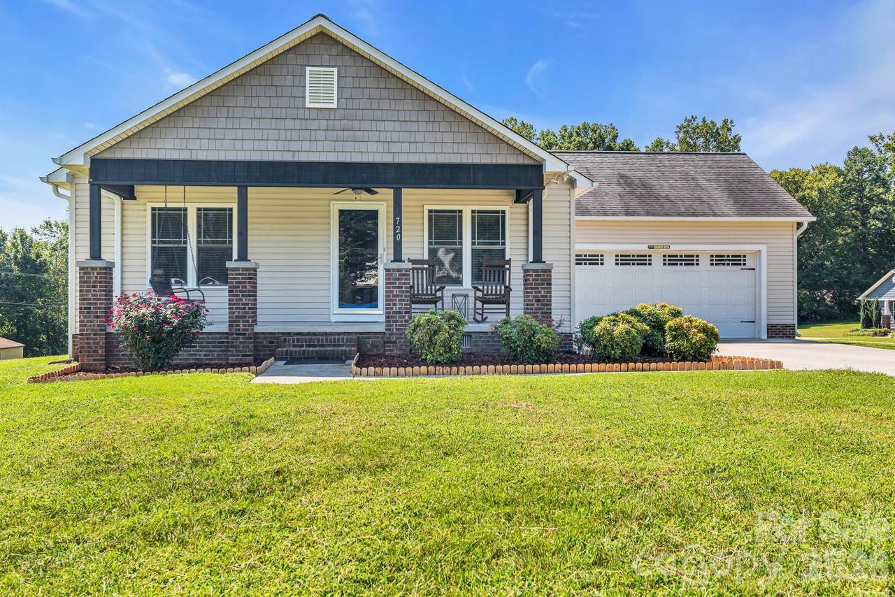 720 Pecan Street - Photo 1
