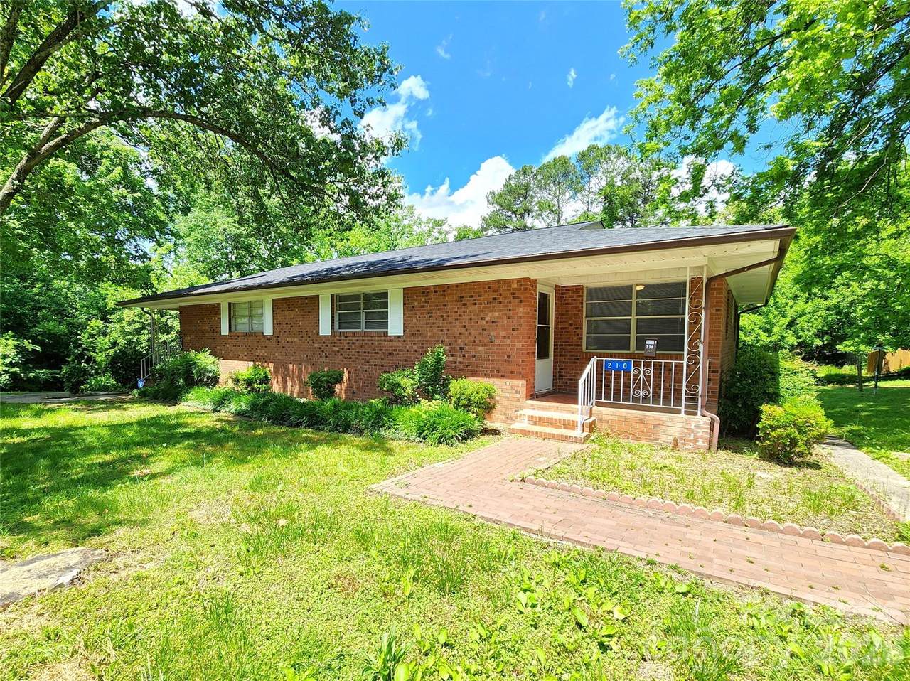 210 Salisbury Avenue - Photo 1