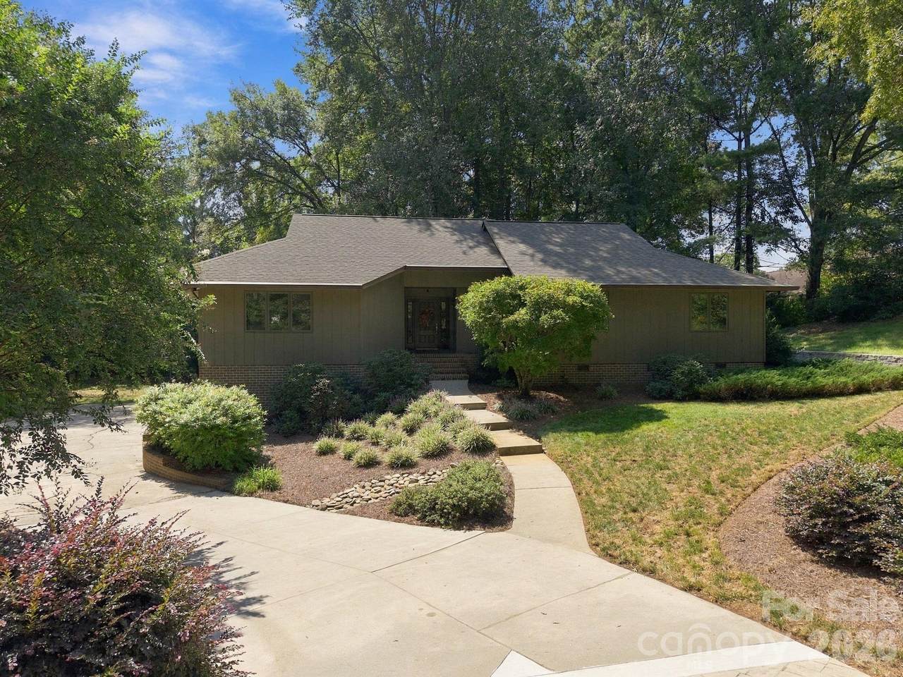 104 Buckingham Place - Photo 1
