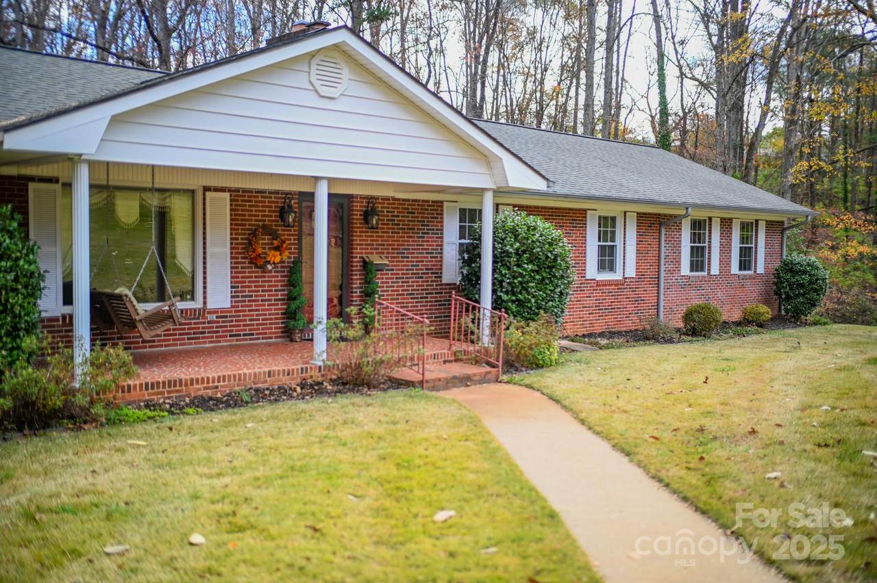 183 Creekside Drive - Photo 1