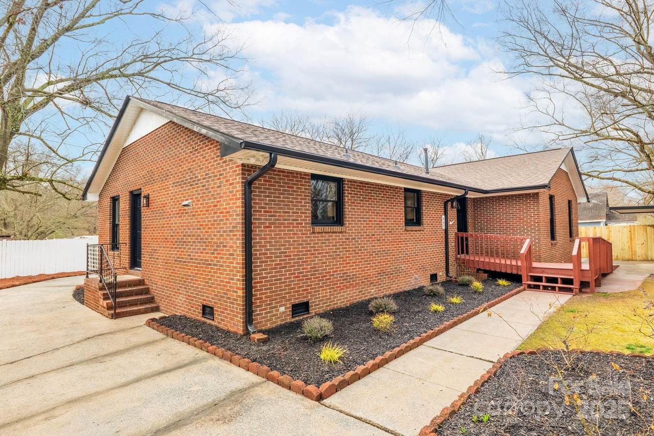 407 Thomas Street - Photo 1