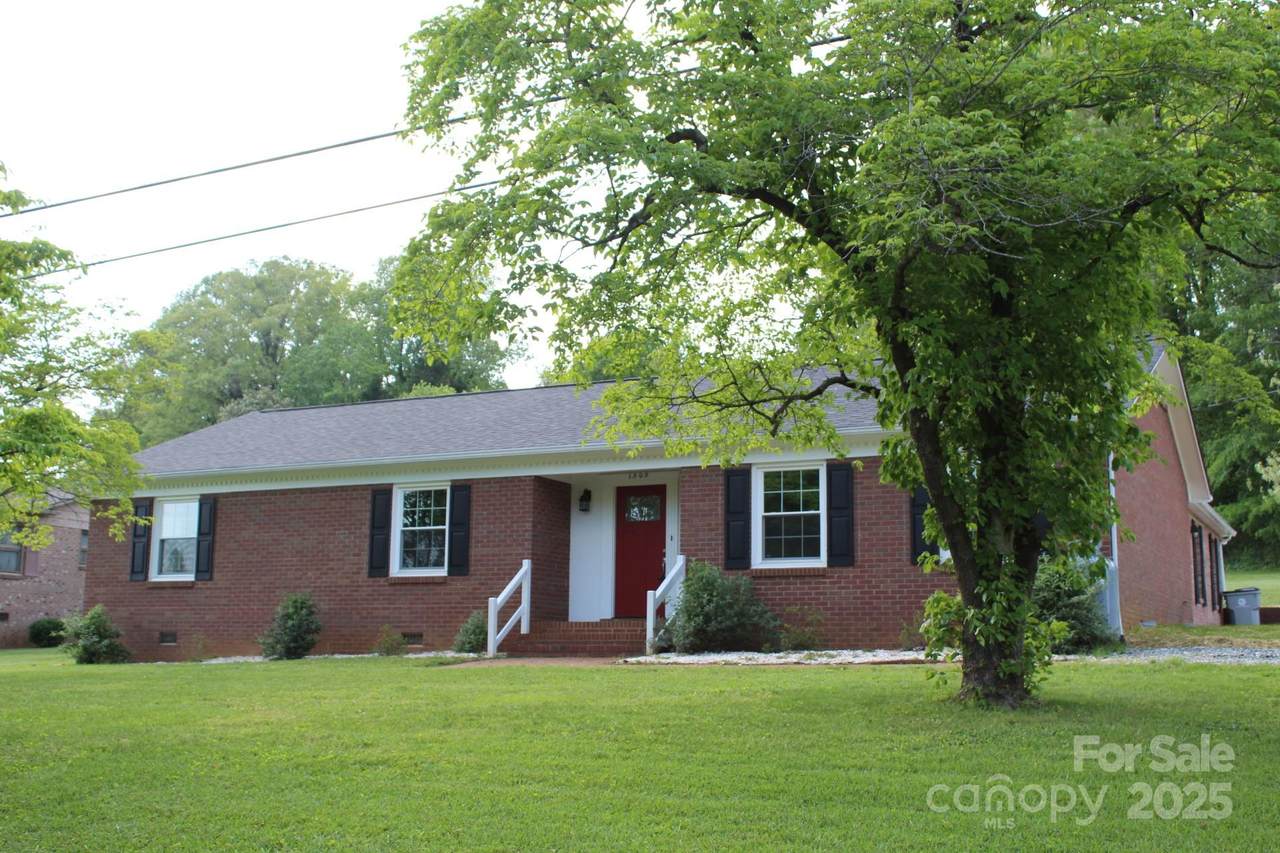 1505 Canterbury Place - Photo 1