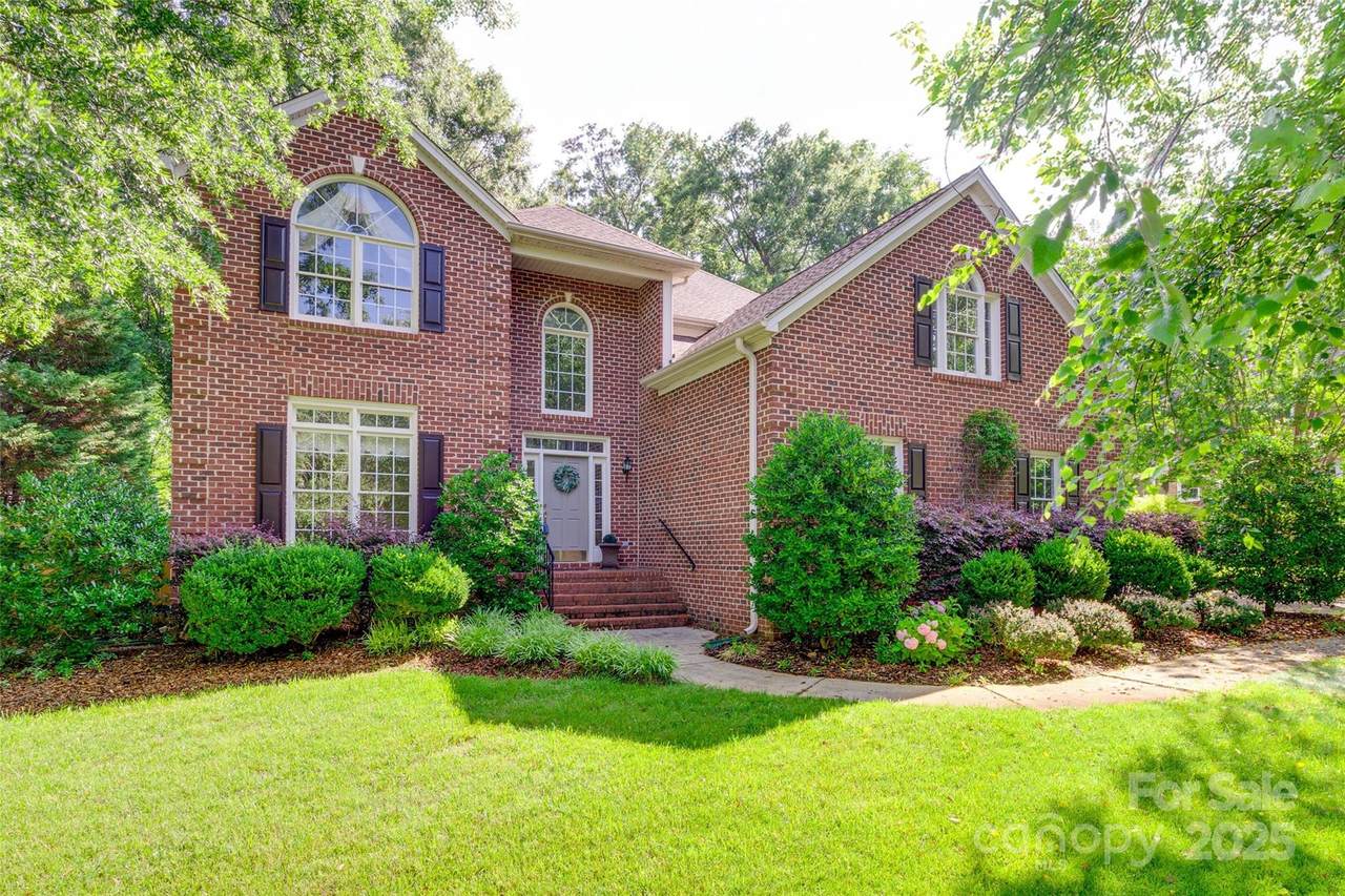 1548 Summit View Drive - Photo 1