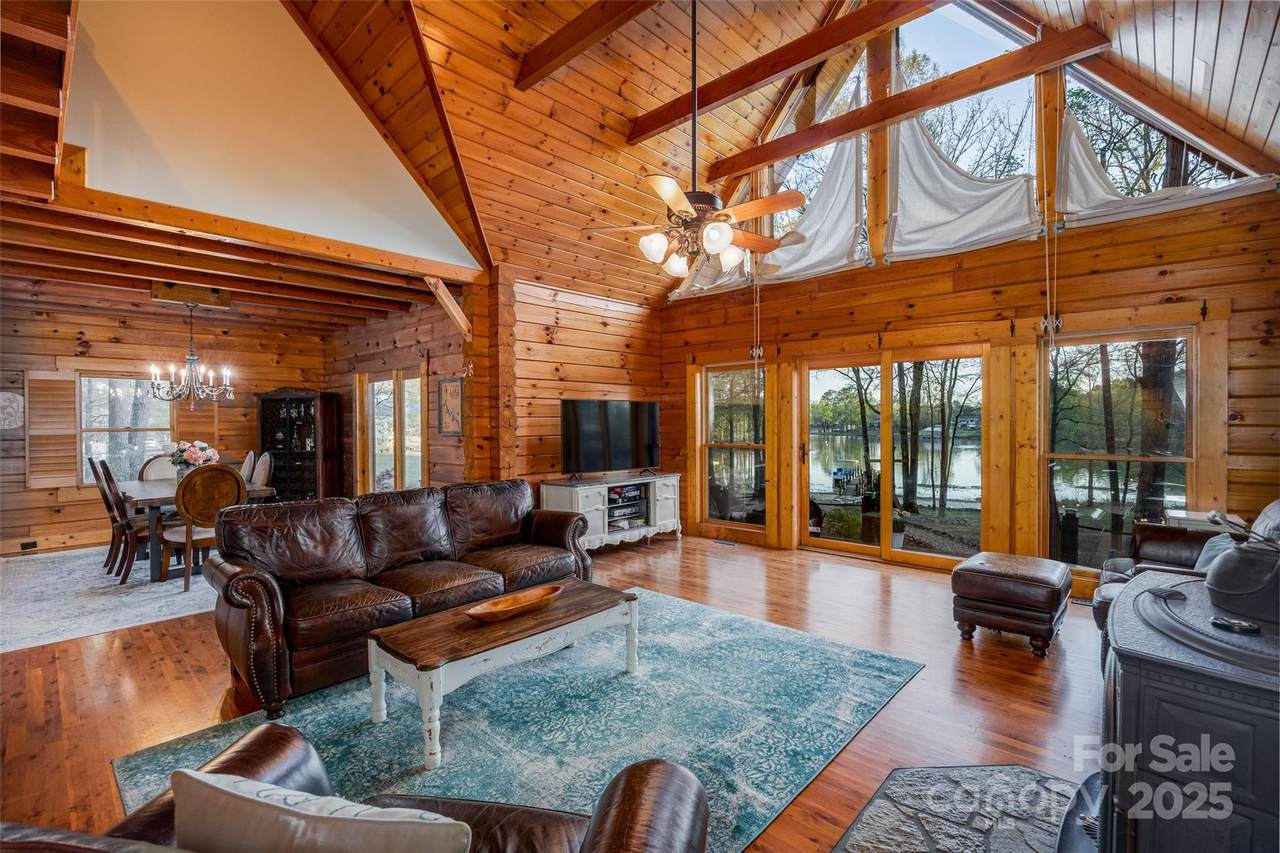 242 Morninglow Drive - Photo 1