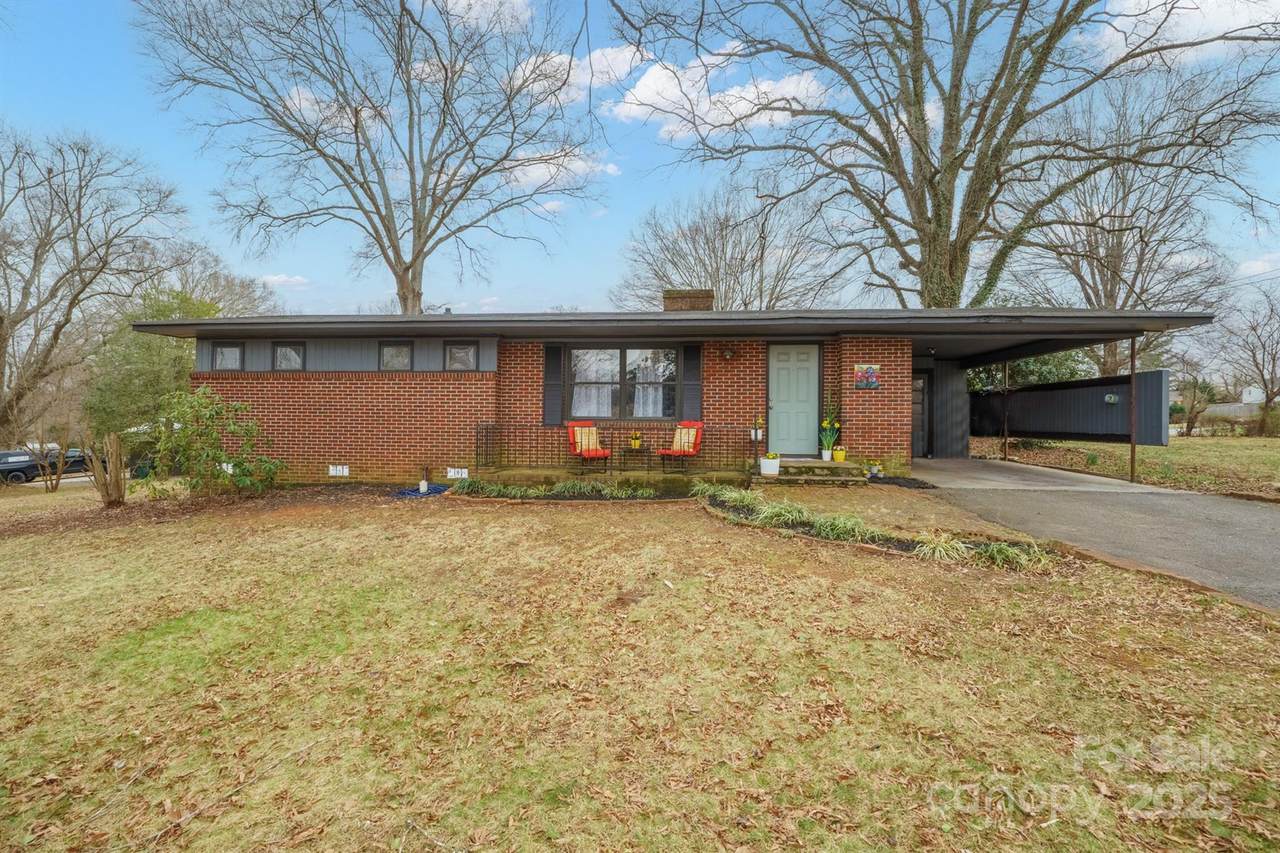 401 Clover Lane - Photo 1