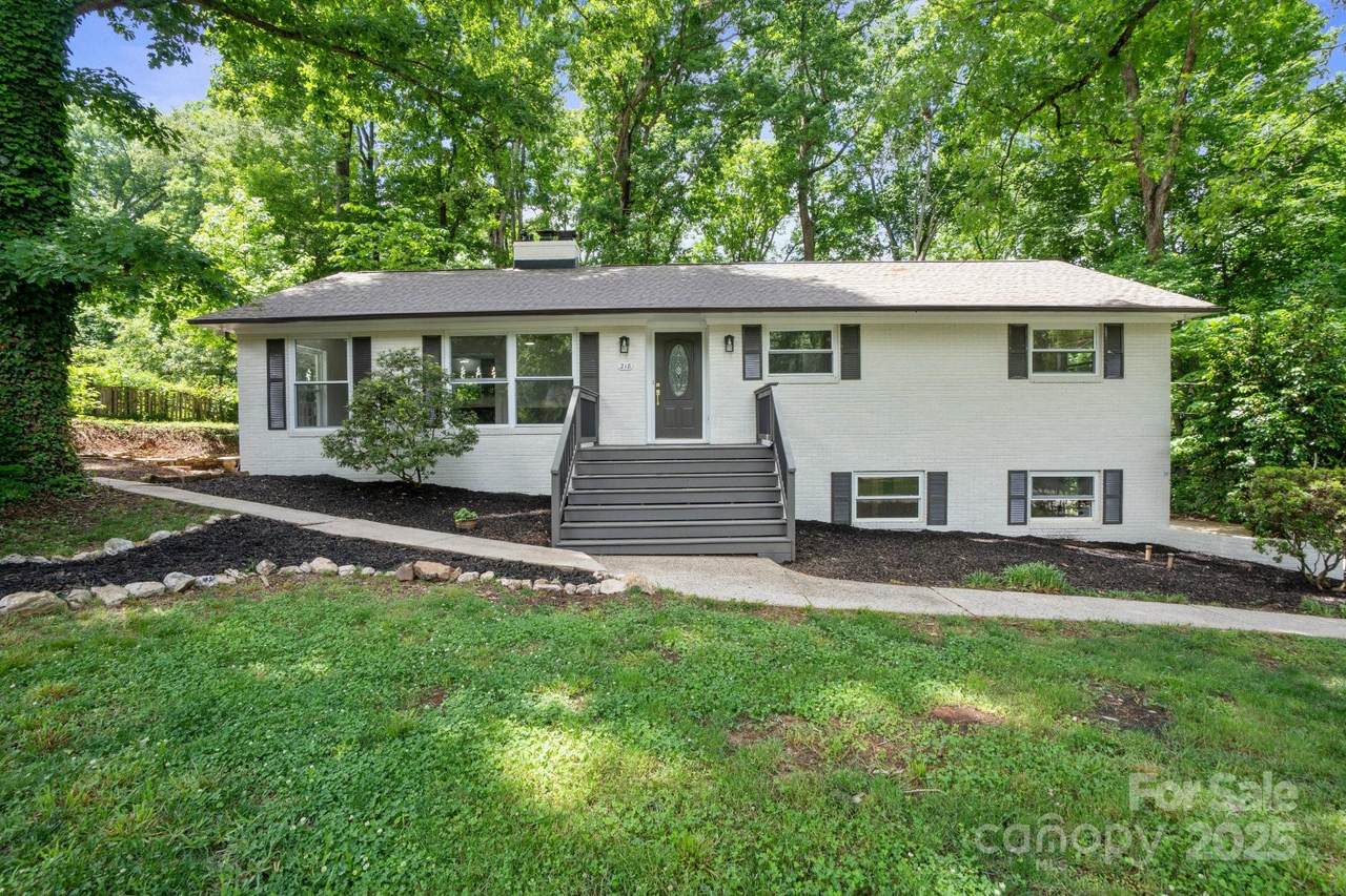 218 Kingsway Circle - Photo 1