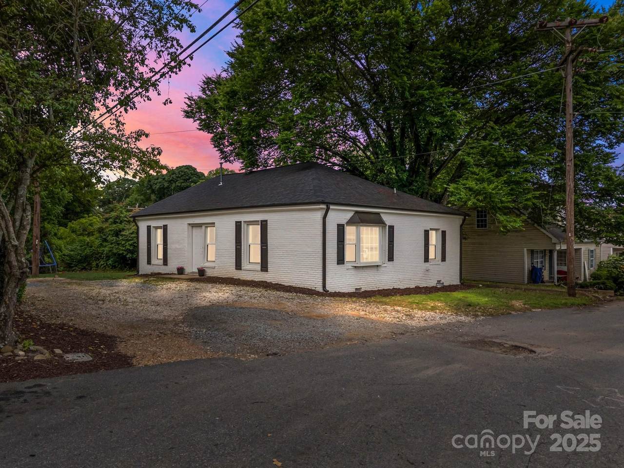 207 Eden Street - Photo 1