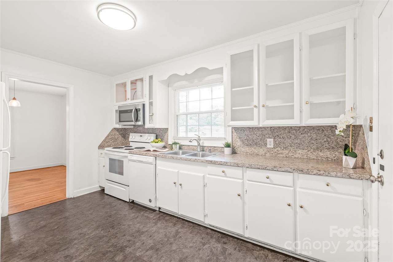 1320 Hartford Avenue - Photo 1