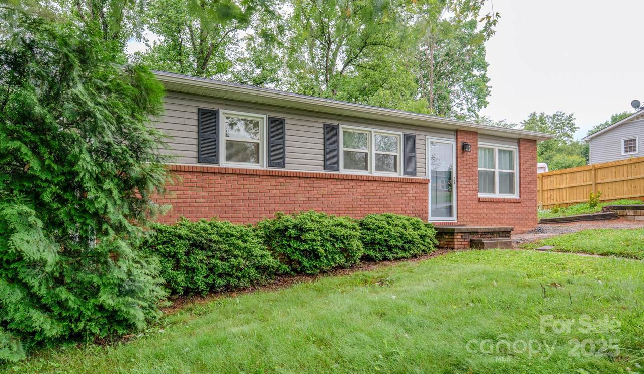 109 Chapman Drive - Photo 1