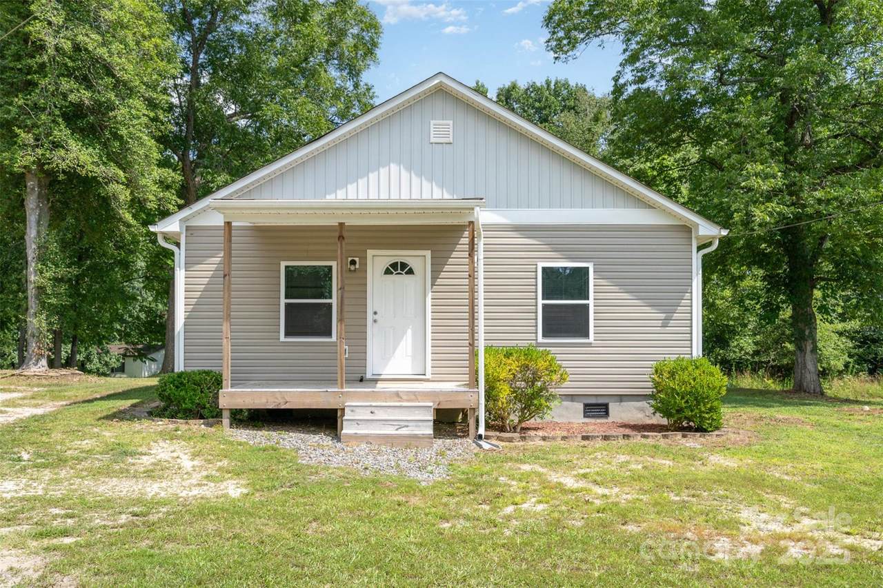 213 Pinewood Drive - Photo 1