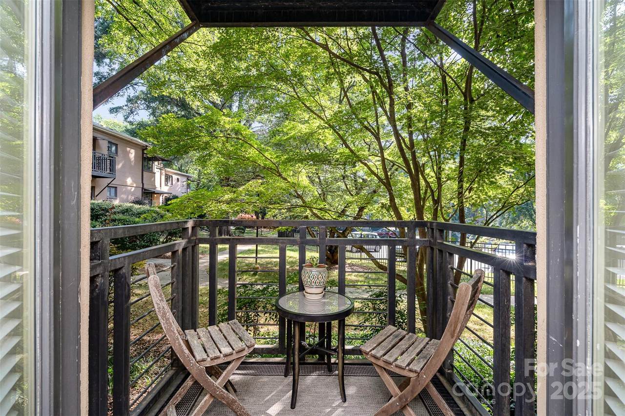 207 Dotger Avenue - Photo 1