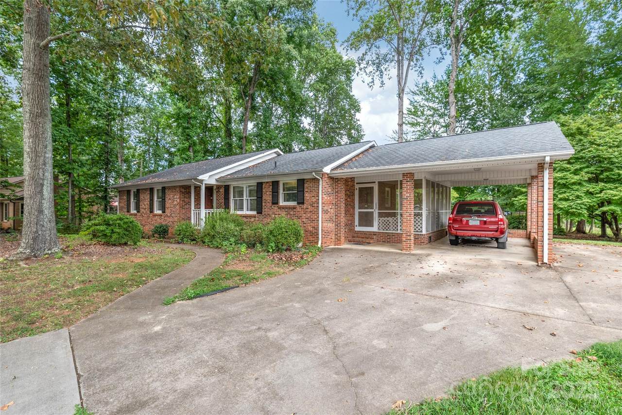 310 Oakwood Drive - Photo 1