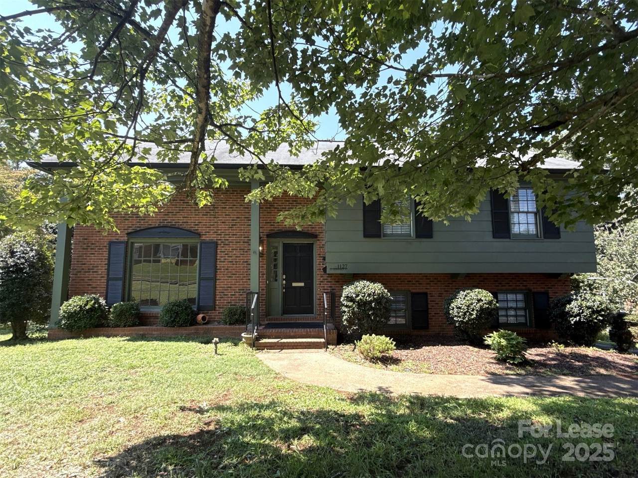 1127 Queensgate Street - Photo 1