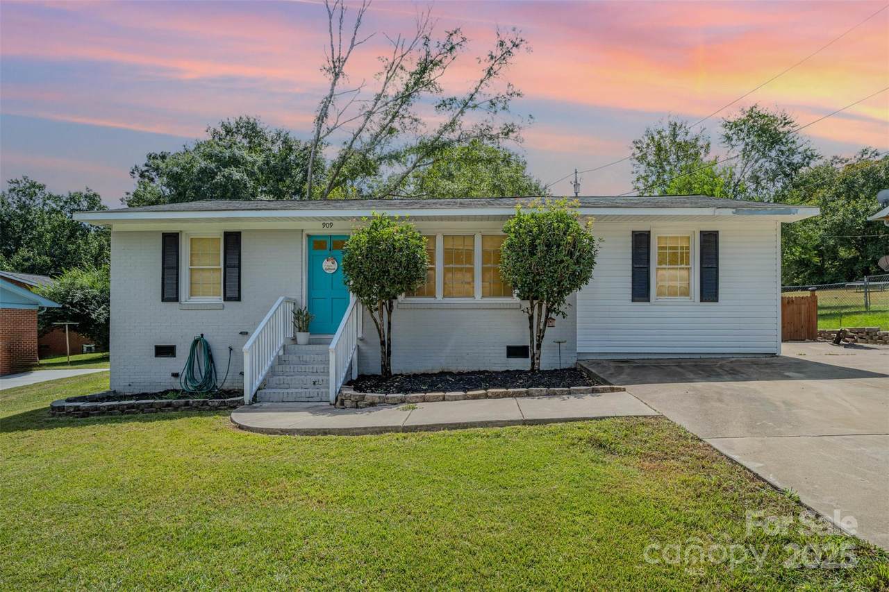 909 Marion Street - Photo 1