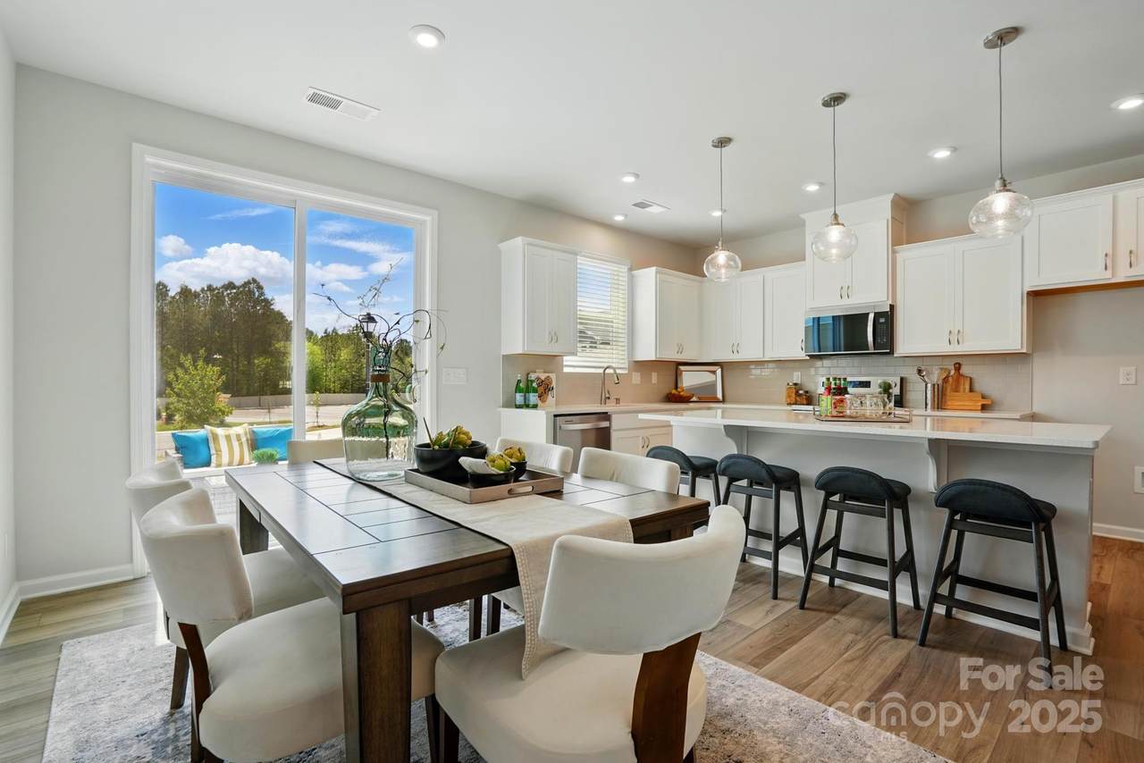 331 Laura Elizabeth Lane - Photo 1