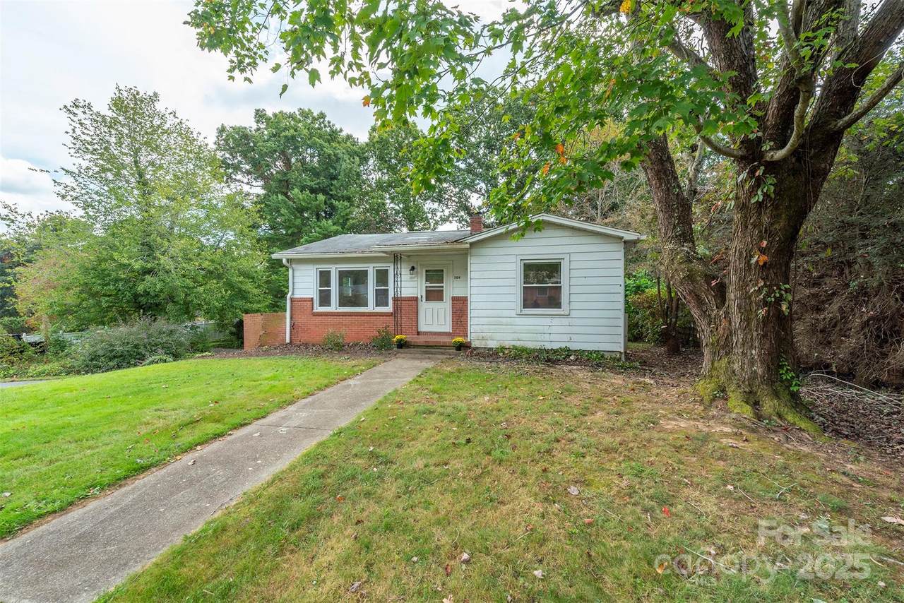 204 Northeast Avenue - Photo 1