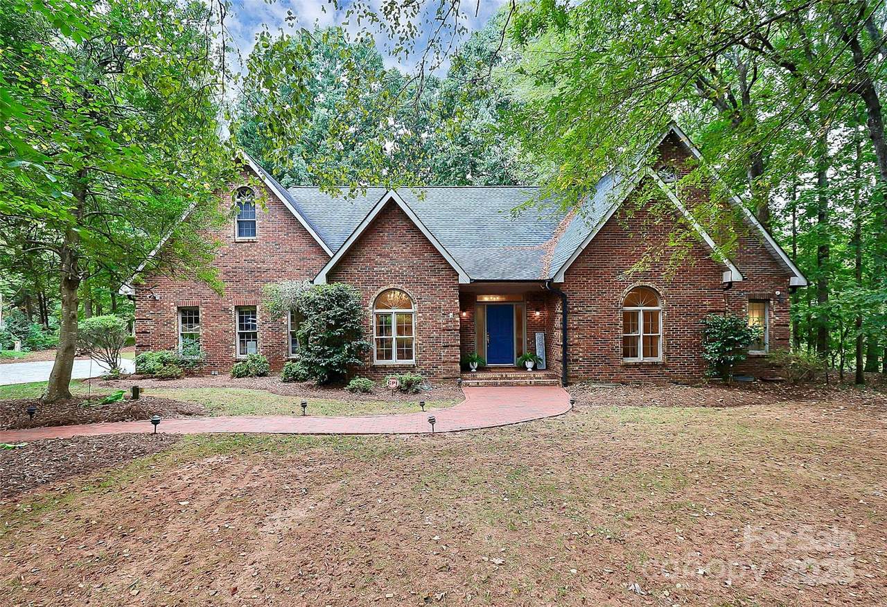 4121 Olde Roxbury Drive - Photo 1