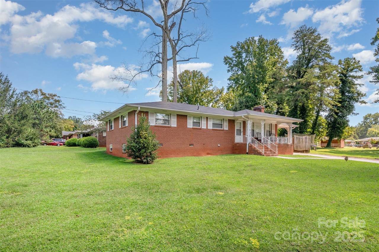 2885 Wright Avenue - Photo 1