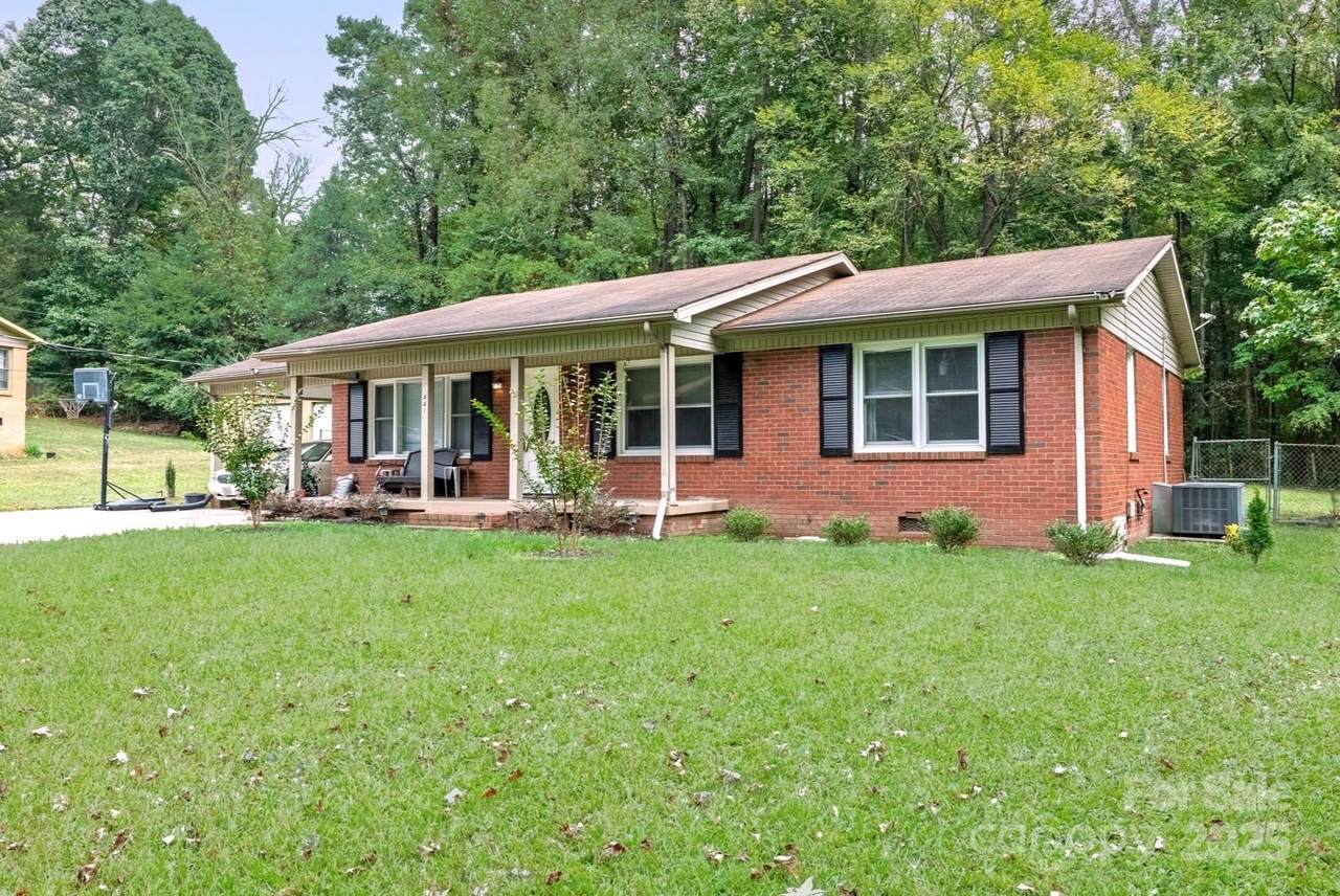 1441 Sherwood Drive - Photo 1