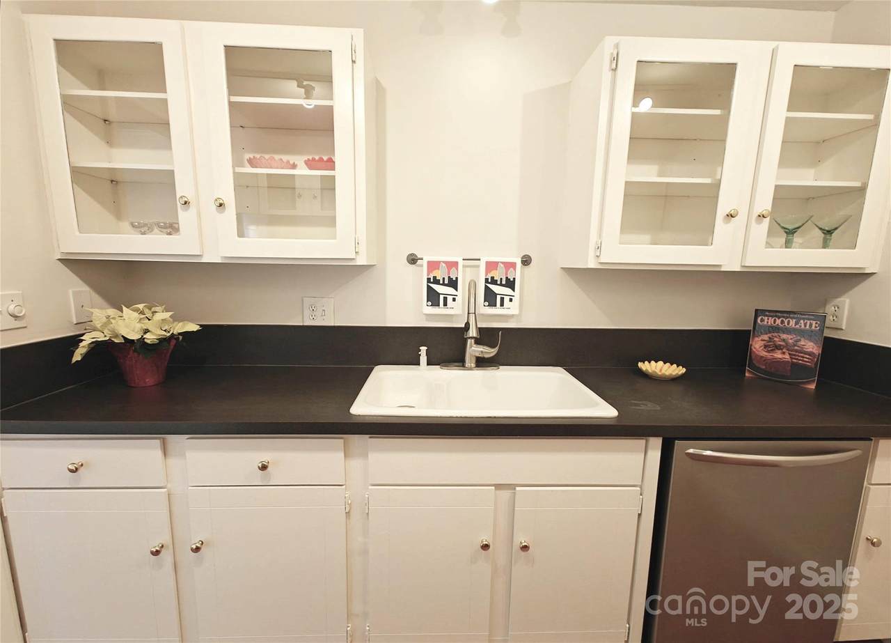 1323 Queens Road - Photo 1