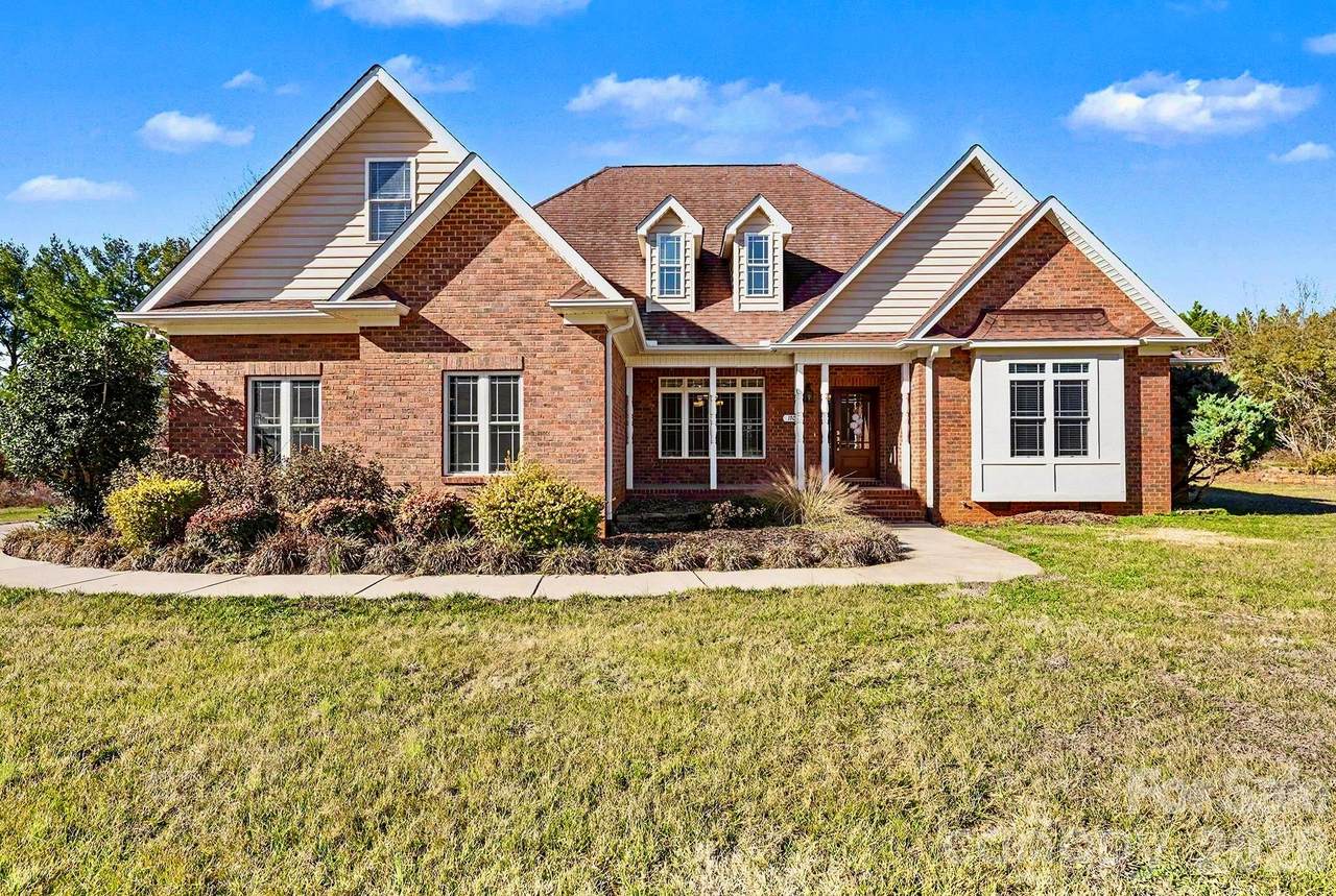 170 Saint James Way - Photo 1