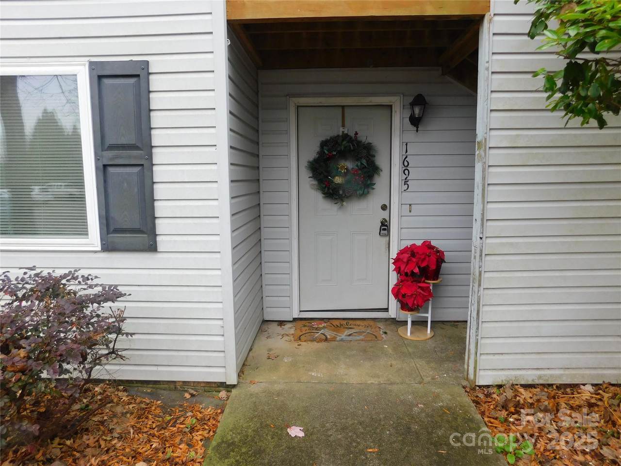 1695 Hunters Trail - Photo 1