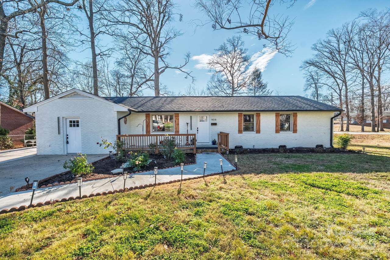 908 Woodside Drive - Photo 1