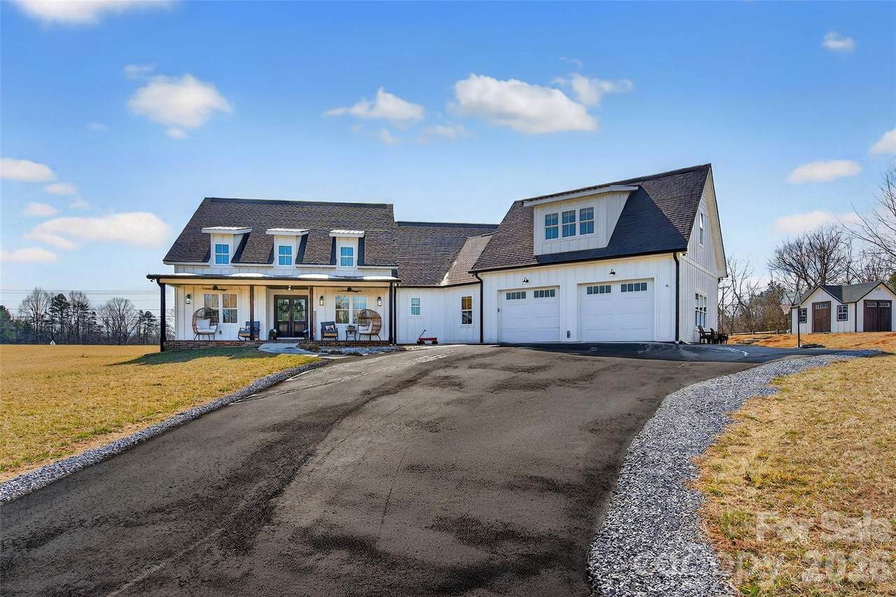 115 Pondview Drive - Photo 1