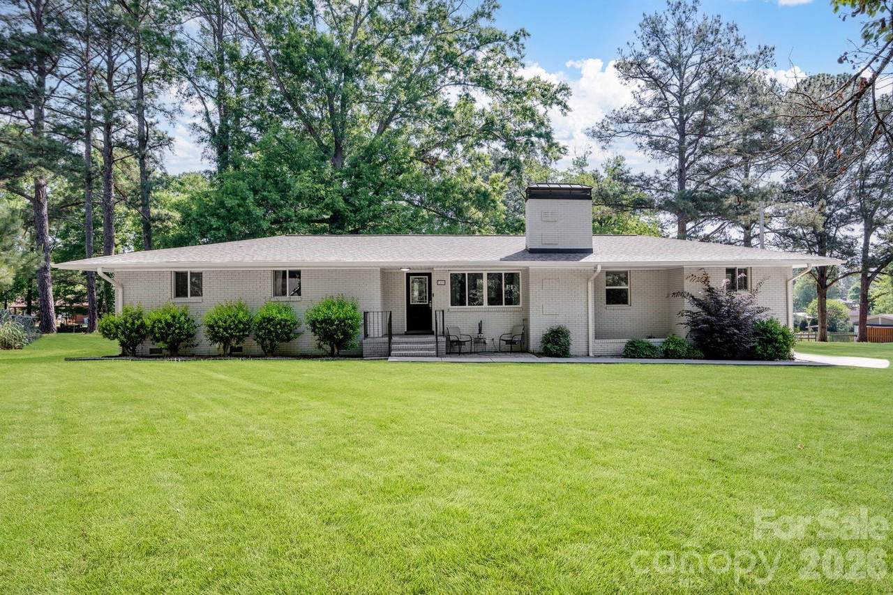 1405 Lakeview Drive - Photo 1