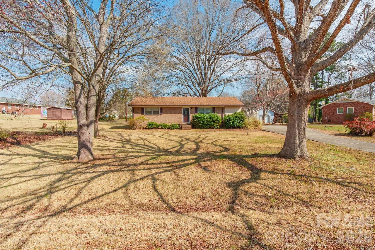 203 Cottage Place - Photo 1