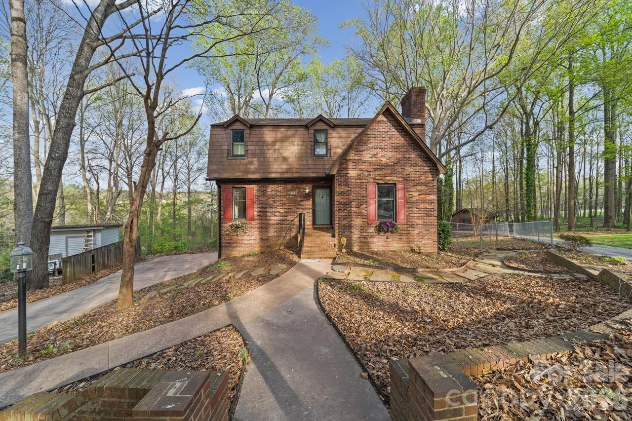 200 Maple Court - Photo 1