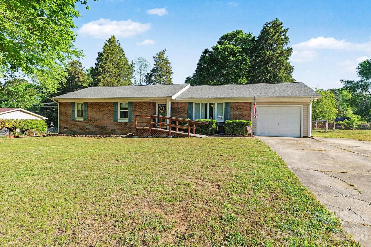 105 Stoneybrook Road - Photo 1
