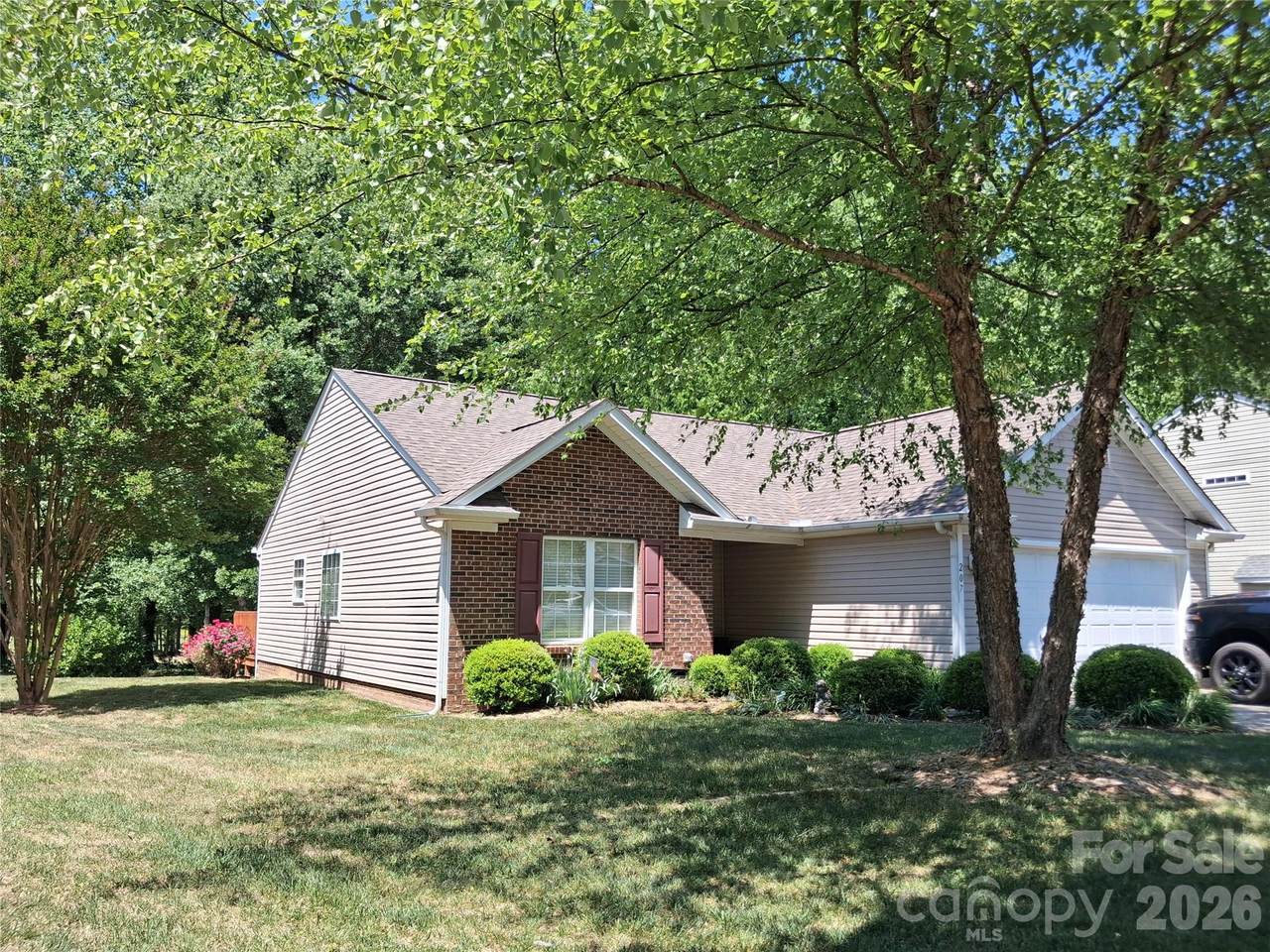 207 Woodlynn Drive - Photo 1
