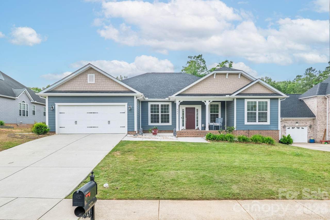 207 Vanderbilt Boulevard - Photo 1