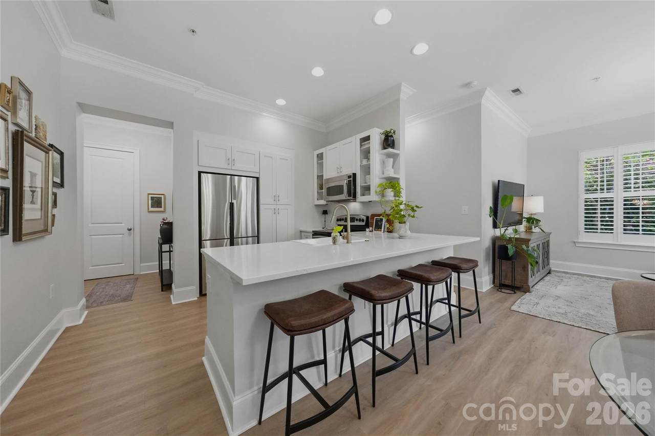 2946 Selwyn Avenue - Photo 1