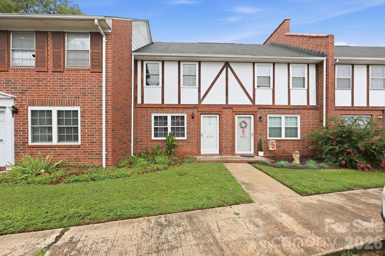 1300 Larchmont Place - Photo 1