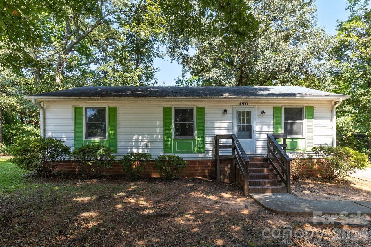 1719 Oneka Avenue - Photo 1