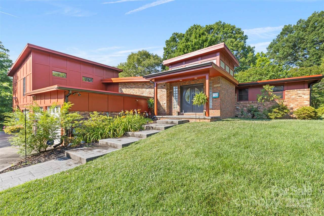 640 Davie Avenue - Photo 1