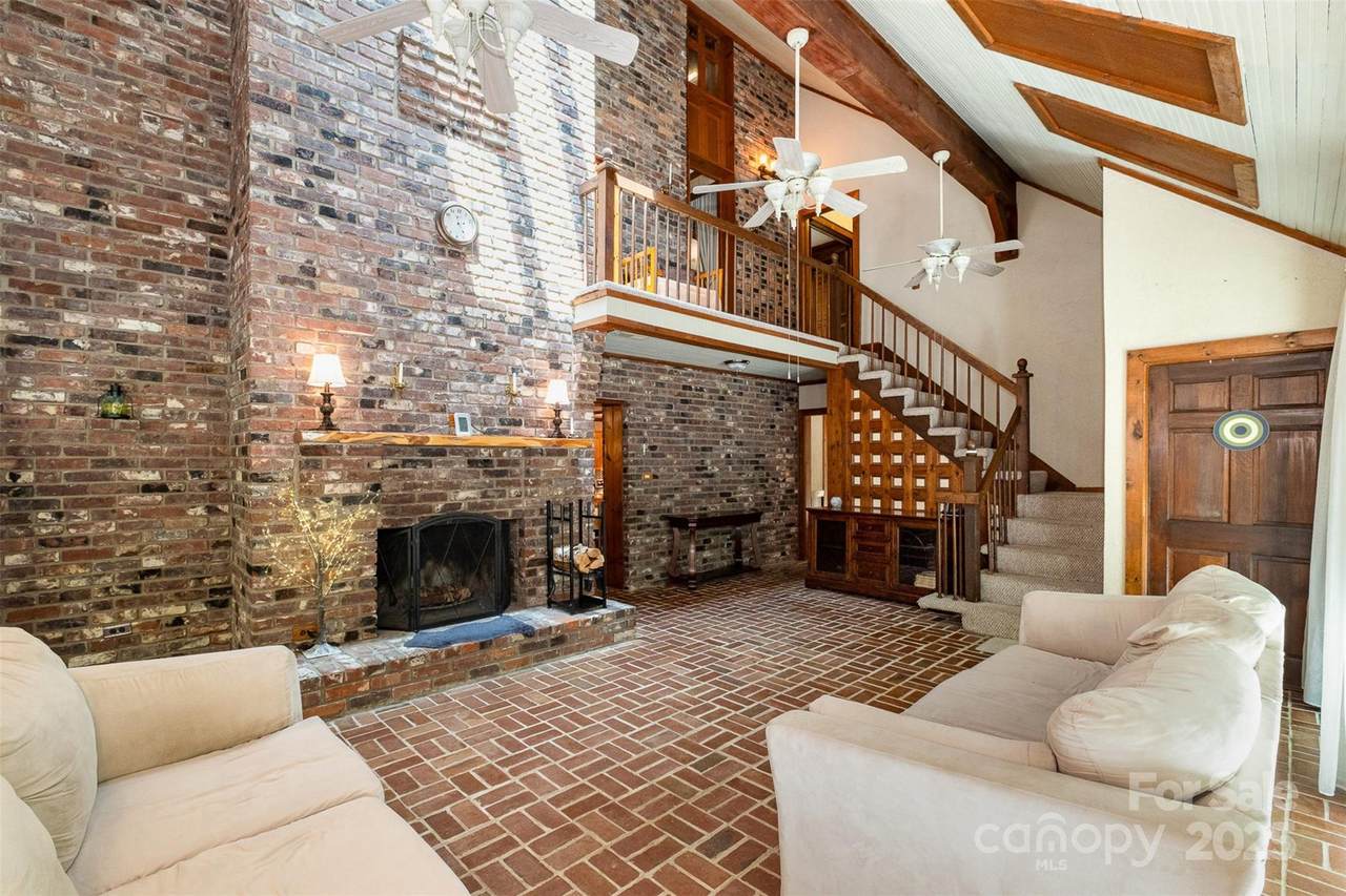 1160 Walton Place - Photo 1